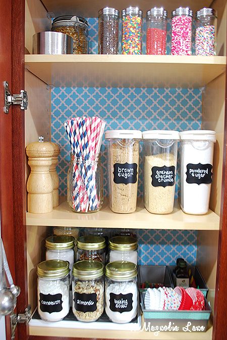 Organized Baking Cabinet Using Baking Supplies || I <3 the idea of using loaf pans to store cupcake liners! Baking Supplies Storage, Baking Cabinet, Baking Supplies Organization, Baking Organization, Baking Cupboard, Baking Storage, Baking Station, Baking Supply Store, Organized Pantry