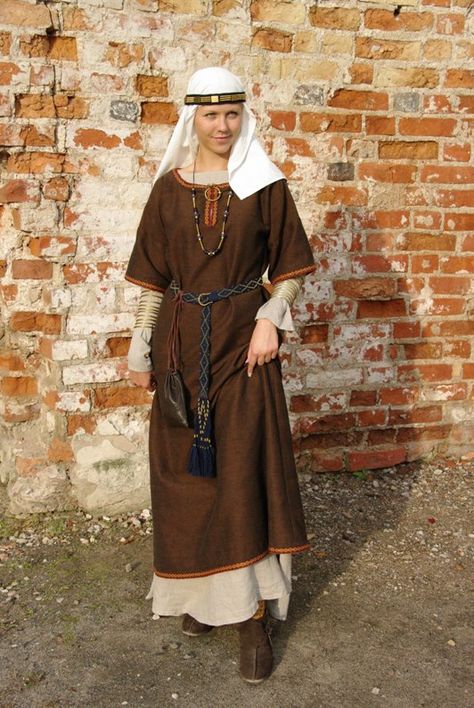 Archaeological reconstruction of a Selonian tribe female costume (IX-XII century, Viking Period or Late Iron Age). Author of the reconstruction is archaeologist PhD Daiva Steponavičienė from PI "Vita Antiqua", Vilnius, Lithuania.   https://www.facebook.com/VitaAntiqua Larp Costume Female, Anglo Saxon Clothing, Female Costume, Viking Garb, Aged Clothing, Russian Clothing, Medieval Garb, Armor Clothing, Medieval Woman