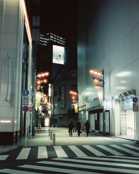 Fujifilm Street Photography, Fujifilm Camera Photography, Cinestill 800t Night, Japan On Film, Halation Photography, Japan Film Photography, Fujifilm Recipes, Fujifilm Aesthetic, Street Photography Aesthetic