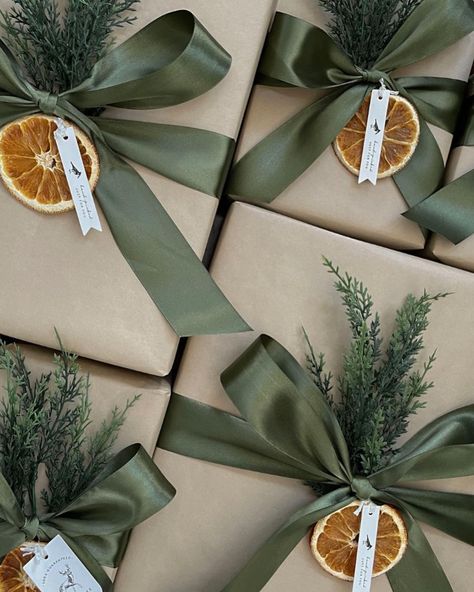 Christmas Bread Packaging Ideas, Green Christmas Present Wrapping, Green Gift Wrapping Ideas, Christmas Present Wrapping Aesthetic, Christmas Present Packaging, Christmas Gift Wrapping Aesthetic, Wrapping Presents Aesthetic, Sustainable Gift Wrapping, Christmas Gifts Ideas For Women