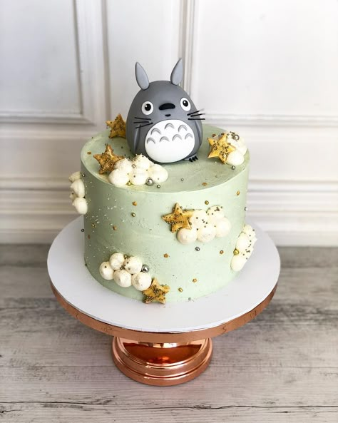 Posh Little Cakes on Instagram: “Have you seen a cuter #totoro figurine? So lucky to have @cakeswithjess exclusively make her amazing fondant toppers for my lucky clients…” Totoro Cake Topper, Studio Ghibli Cake, One Piece Cake, Totoro Cake, Totoro Party, Anime Cake, Cake Kids, Fondant Toppers, Little Cakes