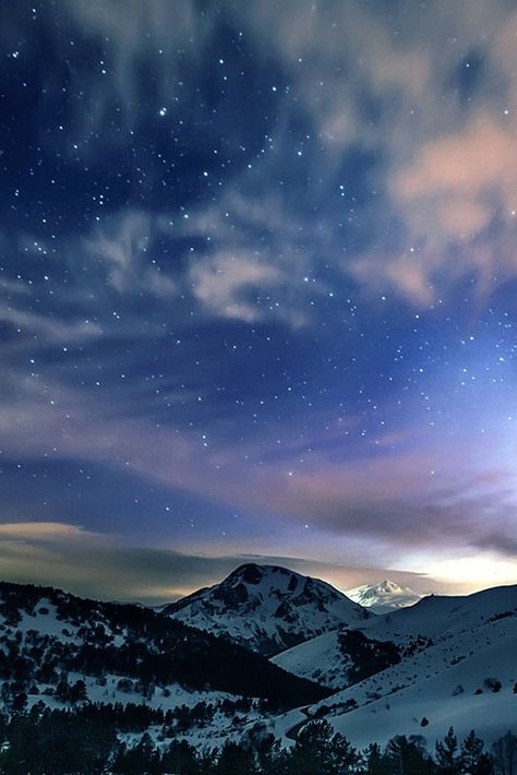 Download free HD wallpaper from above link! #starry #stars #night #mountain Iphone Wallpaper Mountains, Free Winter Wallpaper, Starry Night Wallpaper, Moving Clouds, Night Wallpaper, Nature Iphone Wallpaper, Halloween Rocks, Night Sky Wallpaper, A Starry Night