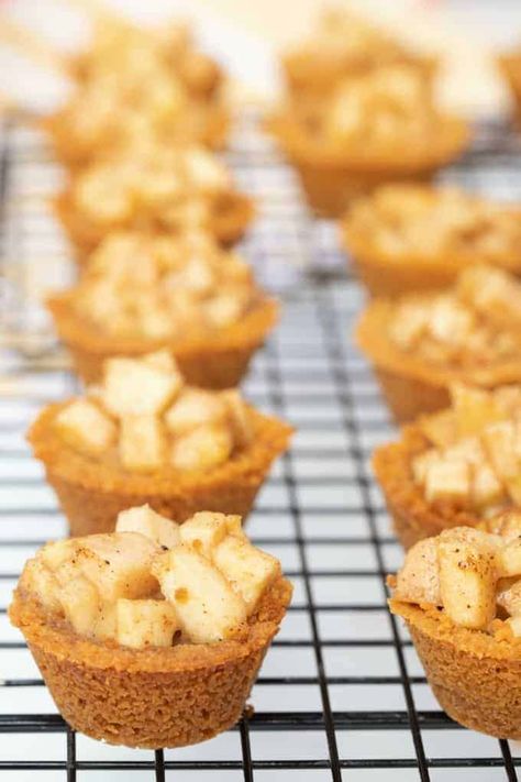 Caramel Apple Crisp Bites on a wire rack Jennifer Fishkind, Apple Crisp Bites, Apple Cinnamon Bites, Caramel Apple Fruit Pizza, Savory Apple Recipes, Best Apple Recipes, Caramel Apple Crisp, Apple Bite, Bite Size Cookies