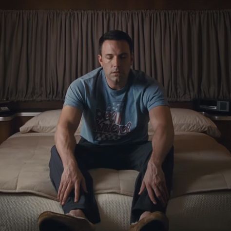 The Evel Knievel T-shirt that Ben Affleck (Chris) wears in the movie The Accountant (2016). Ben Affleck The Accountant, The Accountant Movie, The Accountant, Evel Knievel, Teaser Video, Good Will Hunting, Movie Trailer, Movie Fashion, Ben Affleck