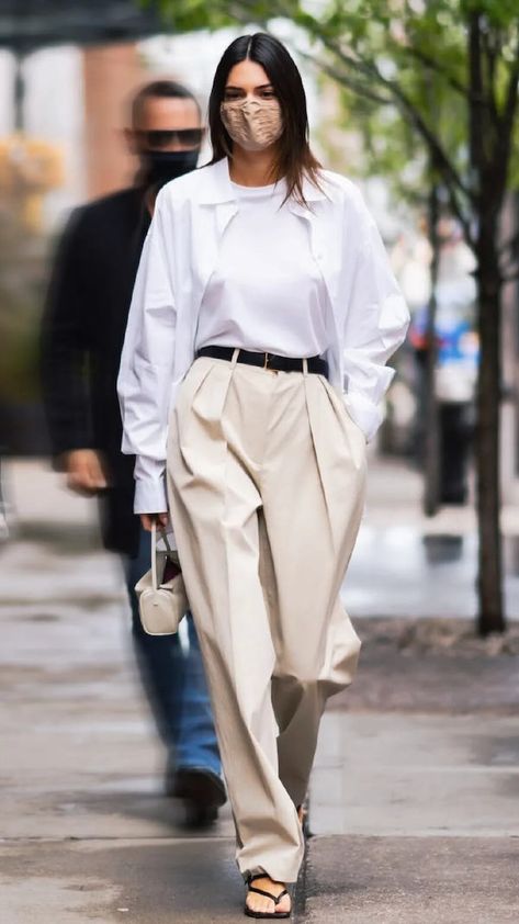 What To Wear With Khaki Pants, Khaki Pants Outfit Women, Beige Pants Outfit, Khaki Pants Outfit, Stile Kendall Jenner, Khaki Pants Women, Kendall Jenner Street Style, Oversized White Shirt, White Shirt Outfits