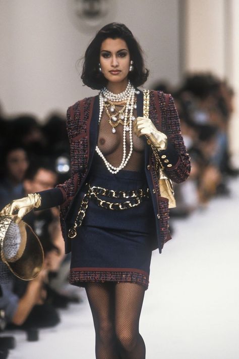 Runway Fashion Chanel, Haute Couture Style, Yasmeen Ghauri, Models 90s, Chanel Fashion Show, Chanel Runway, 90s Runway Fashion, Runway Fashion Couture, Mode Chanel