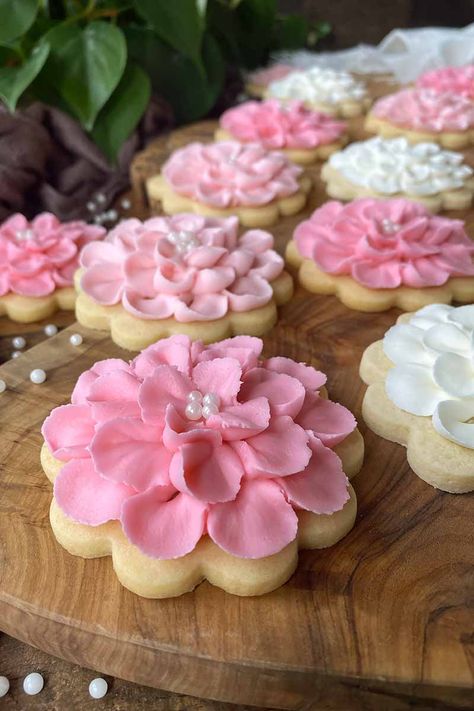 Pink Flower Cookies Decorated, Royal Icing Flowers Recipe, Simple Flower Royal Icing Cookies, Easter Frosted Sugar Cookies, Pink Iced Cookies, Royal Icing Rosettes, Rose Cookies Decorated Royal Icing, How To Make Fancy Sugar Cookies, Spring Flower Cookies Royal Icing