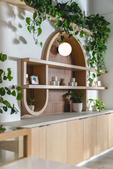 Coffee shop design. Pink tiles & curved wood. Small Coffee Shop Seating Ideas, Coffee Shop Bar Design, Lobby Coffee Bar, Boho Coffee Bar, Cafe Minimalist, Modern Coffee Bar, Corner Coffee, Wood Cafe, Spooky Coffee