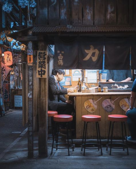 Tokyo street Japanese Street Restaurant, Japanese Street At Night, Midnight Dinner, Tokyo Street Food, Tokyo Aesthetic, Tokyo Streets, Tokyo Restaurant, Under The Rain, Japan Street