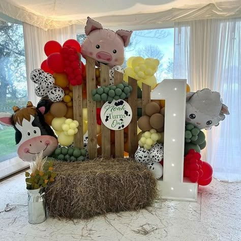 La Granja Birthday Party Ideas, Farm Decor Birthday Party, Cute Farm Birthday Ideas, Barnyard Birthday Backdrop, Farm Animal One Year Birthday, Farm Themed Balloons, Farmyard 1st Birthday Party, Farm Birthday Cake Table, Farmyard Birthday Party Decorations