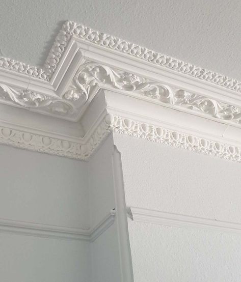 Ceiling Design Classic, Cornices Ceiling, Victorian Ceiling, Guest Bathroom Design, Luxury Ceiling Design, Molding Ceiling, Cornice Design, Parisian Architecture, Ceiling Trim