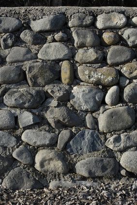 How to Build a Rock Wall With Cement Build A Rock Wall, River Rock Wall, Rock Wall Fencing, Rock Wall Landscape, Rock Fence, Rock Wall Gardens, Building A Stone Wall, Rock Retaining Wall, Stone Walls Garden