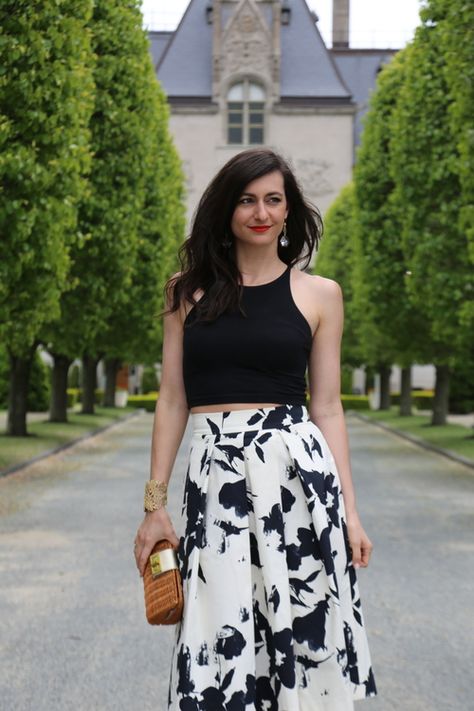 Summer Style: Black, White & Bold Floral Prints  crop top, midi skirt Black And White Skirt Outfit, White Skirt Outfits, Floral Print Crop Top, Summer Trends Outfits, Maxi Skirt Outfits, Black And White Skirt, Zara Crop Top, One Year Anniversary, White Skirt