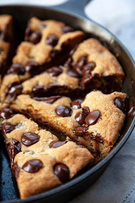 Nutella-Stuffed, Deep Dish, Chocolate Chip Skillet Cookie - A crispy, chewy, buttery chocolate chip cookie on the outside and an irresistible, ooey-gooey Nutella-stuffed center, baked in a cast iron pan. Serve warm from the oven with vanilla ice cream for the ultimate dessert! #skilletcookie #castiron #easy #chocolatechip #withpremadedough #videos #recipe #gooey #stuffed #nutella #giant #best #sundae #homemade #deepdish #12inch #10inch #individual Citrus Cookies, Nutella Snacks, Chocolate Chip Skillet Cookie, Skillet Cookie Recipe, Skillet Chocolate Chip Cookie, Skillet Cookie, Cookie Dough Recipes, Homemade Dough, Nutella Recipes