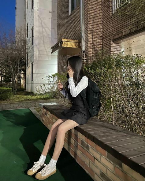 School Skirt, Korean Girl Fashion, Streetwear Tshirt, Aesthetic Photo, Ulzzang Girl, Cute Casual Outfits, Aesthetic Fashion, Aesthetic Girl