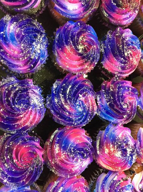 Hot Pink And Purple Cupcakes, Galaxy Frosting Cake, Outer Space Cupcake Ideas, Galaxy Cupcake Ideas, Pink Galaxy Cake, Cosmic Cupcakes, Galaxy Birthday Party Ideas, Galaxy Cupcakes, Space Cupcakes