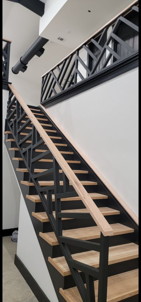 Wood And Steel Staircase, Black Staircase Design, Black Staircase Modern, Small Stair Case Ideas, Oak And Metal Staircase, Black Modern Stair Railing, Black Modern Staircase, Modern Black Railing Stairs, Modern Wooden Stair Railing