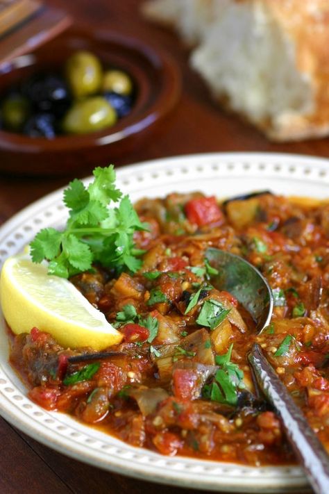 Moroccan Eggplant, Arabisk Mad, Moroccan Dishes, Eggplant Salad, Moroccan Food, Eggplant Recipes, Middle Eastern Recipes, African Food, Mediterranean Recipes