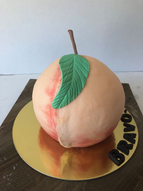 Peach shaped cake Peach Birthday Cake Ideas, Peach Cakes Birthday, Peach Themed Cake Birthday Parties, Peach 1st Birthday Party Cake, Peach Shaped Cake, Peach Smash Cake, Peach Cake Design, Peach Food, Baby Girl Birthday Theme