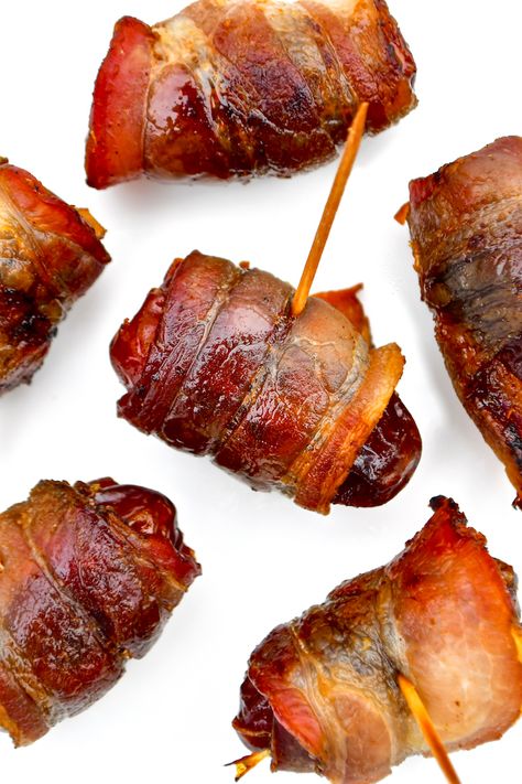 Want an appetizer that will dazzle yet is incredibly easy to prepare? Spiced Bacon Wrapped Dates with Almonds are sweet Medjool dates stuffed with almonds, wrapped in bacon, sprinkled with spice, then baked until crisp. The combination of textures range from crispy to chewy to crunchy all in one bite. #baconwrappeddates #bacon #appetizers #partyfood #superbowlparty l #thegeneticchef Dates Wrapped In Bacon, Shake And Bake Pork, Bacon Dates, Dates Stuffed, Wrapped Dates, Gluten Free Puff Pastry, Bacon Wrapped Dates, Wrapped In Bacon, Bacon Appetizers