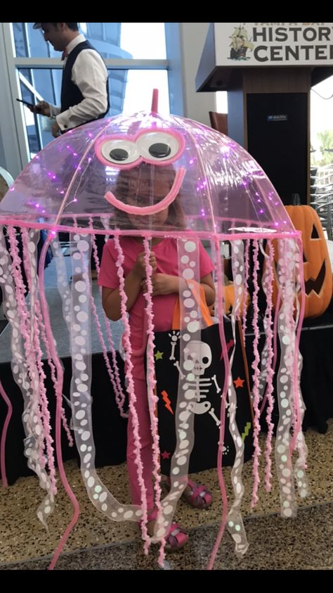 Easy Halloween costume no-sew! Jellyfish umbrella- Kids umbrella and battery powered lights from Amazon. Mesh tubing and yarn from Joanne fabrics. Ribbon with circles from Michaels. The mesh tubing fit perfect over the spokes. Lots of hot glue used and held up perfectly! Jellyfish Costume Diy, Jellyfish Umbrella, Umbrella Costume, Umbrella Images, Jellyfish Halloween Costume, Diy Octopus, Jellyfish Kids, Fancy Umbrella, Sibling Halloween Costumes