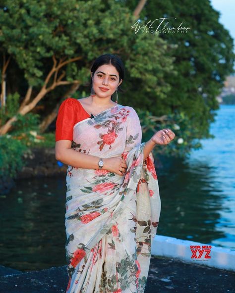 Poorna Saree, Shamna Kasim, Low Cut Blouses, Boy Dress, Facebook Comments, Indian Fashion Saree, Saree Models, Bollywood Girls, Beautiful Smile Women