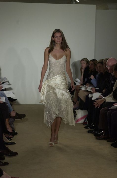 Ralph Lauren Runway, Girl Prom, 90s Runway Fashion, Runway Outfits, Vintage Runway, Runway Dresses, Couture Runway, Runway Pictures, Runway Models