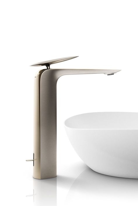 Opposites attract with the ZA faucet series where sharp edges combine with rounded curves to achieve a minimalist design. Industrial Design Portfolio, Minimalist Bathroom Design, Freestanding Tub Filler, Faucet Design, Bathroom Design Inspiration, Id Design, Bathroom Taps, Delta Faucets, Opposites Attract