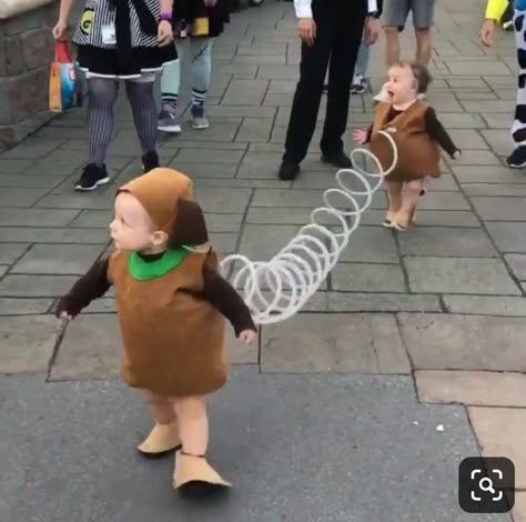 Twin Halloween, Slinky Dog, Baby Kostüm, Halloween Costumes Friends, Fantasias Halloween, Family Halloween Costumes, 웃긴 사진, Cute Halloween Costumes, Cute Costumes