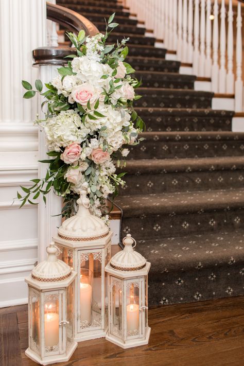 Grand Staircase Wedding Decor, Wedding Stairs Flowers, Staircase Flowers Wedding, Display Wedding Photos, Wedding Flower Display, Flower Staircase, Wedding Staircase Decoration, Staircase Wedding, Wedding Stairs