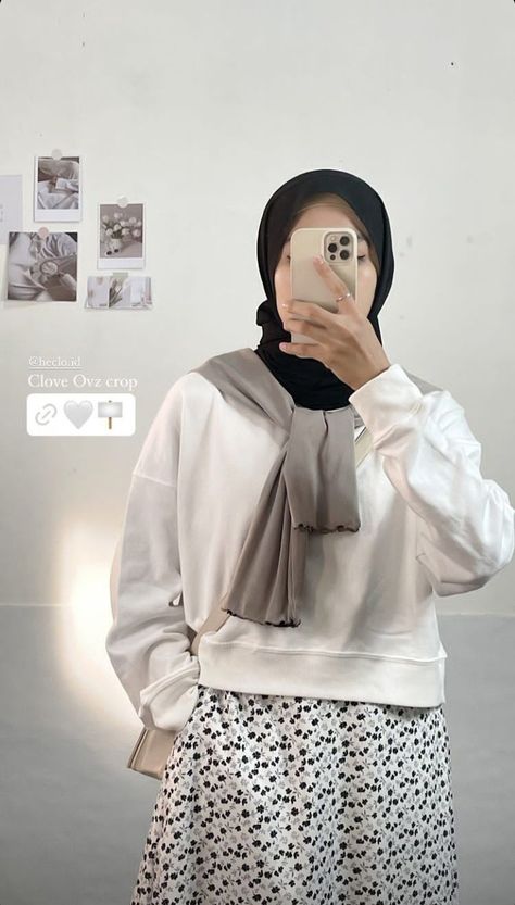 Ootd Sweater Crop Hijab, Ootd Sweater Crop, Sweater Crop Top Outfit, Ootd Kulot, Cropped Sweater Outfit, White Crop Sweater, Outfit Muslim, Ootd Sweater, Cropped Outfits