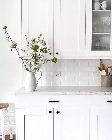 White Shaker Cabinets Black Hardware, Kitchen Cabinets With Black Hardware, White Cabinets With Black Hardware, Matte Black Kitchen Hardware, Kitchen Hardware White Cabinets, White Cabinets Black Hardware, Cabinets With Black Hardware, Black Hardware Kitchen, Modern Kitchen Makeover