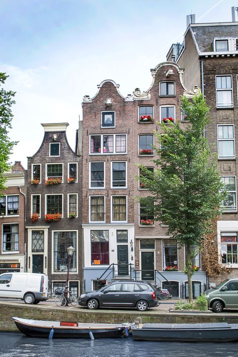 Amsterdam Grachten Netherlands Tourism, Netherlands Aesthetic, Amsterdam Aesthetic, Traveling Photos, Aesthetic Travel Outfit, Boat Drawing, I Amsterdam, Adventure Travel Explore, Photos Travel