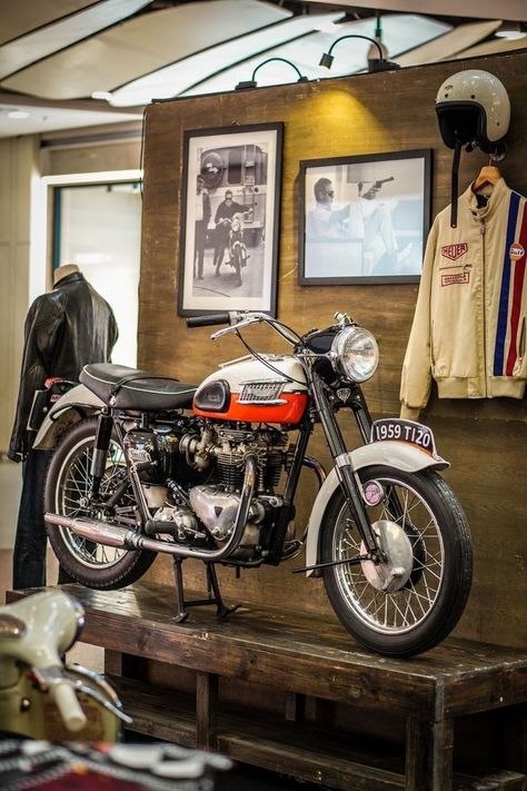 Bike Garage, Triumph Motorcycle, Garage Style, Car Part Furniture, Dream Car Garage, Door Security, Motorcycle Garage, Corner Decor, Retro Motorcycle