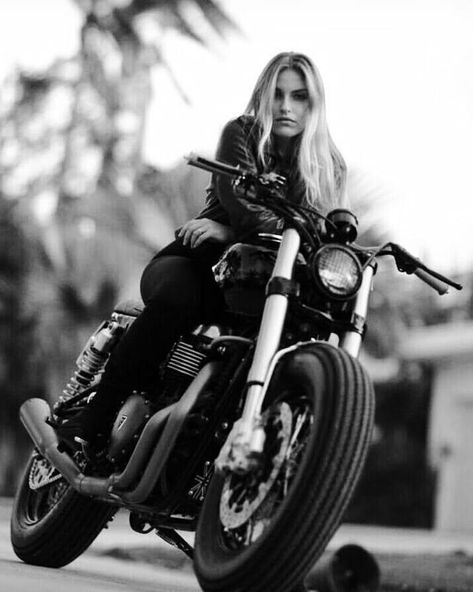 Andreas Baum on Instagram: “Bobbergirl ❤ by @lifeandlovemakeup #bobbergermany #bobberstyle #bobberlove #bobberporn #bobbergirl #bobberfahren #bobberbrother…” Motorcycle Photo Shoot, Nine T Bmw, Biker Baby, Image Moto, Biker Photoshoot, Cafe Racer Girl, Motorcycle Photography, Motorcycles And Scooter, Bike Photoshoot