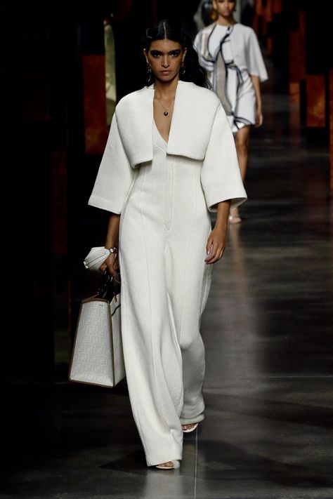 Fendi Spring Summer 2022 Collection | The Fashionography Luxe Summer Outfit, Fendi 2023 Spring Summer, Visionary Fashion, Kim Jones, Spring Summer 2022, Mode Inspiration, Summer 2022, Looks Vintage, Couture Fashion