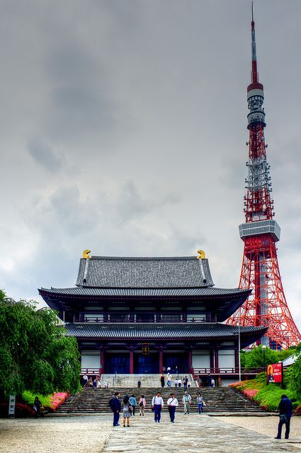 Tokyo - Zojoji Temple and Tokyo Tower (with the bent antenna caused by the earthquake) in 2011. Zojoji Temple, Japanese Cities, Japanese City, Japanese Tree, Visit Tokyo, Kobe Japan, Tokyo Tower, Tokyo Travel, Buddhist Temple