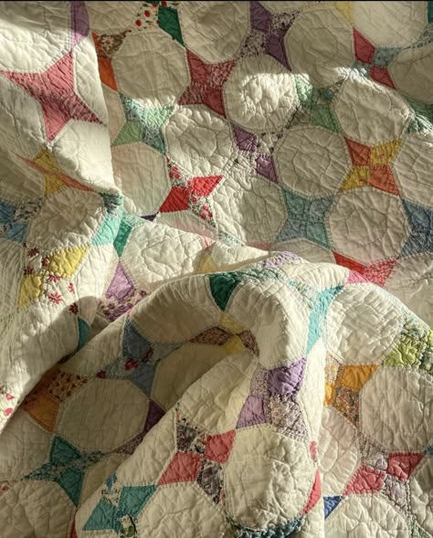 Quilt Patch, Classic Quilts, Old Quilts, Colorful Quilts, Quilts To Make, Antique Quilts, Quilting Crafts, Scrap Quilts, Vintage Quilts