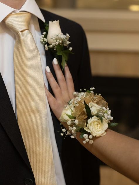 Gold Prom Couple, Gold Corsage Prom, Prom Flowers Bouquet, Gold Corsage, Black Corsage, Prom Flowers Corsage, White Corsage, Brides Flowers Bouquet, Prom Gold