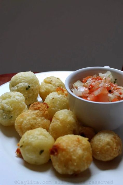 Brazilian manioc or cassava balls stuffed with cheese {Bolinho de Macaxeira} – Laylita's Recipes Brazilian Snacks, Cassava Recipes, Salsa And Chips, Yuca Recipes, Cassava Recipe, Caribbean Kitchen, Fried Snacks, Latin American Food, Foreign Food