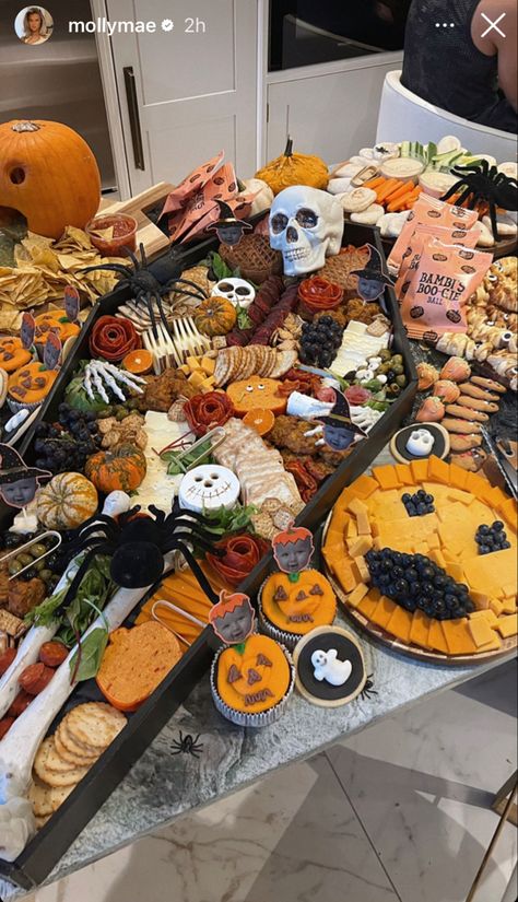 Graze Board, Halloween Platter, Halloween Party Food, Halloween Dinner, Halloween Food For Party, Halloween Food, Food Platters, Halloween Recipes, Free Halloween