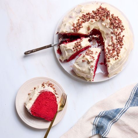 This red velvet pound cake is moist, flavorful and finished with a layer of rich and tangy cream cheese frosting. For extra crunch (and good looks), sprinkle crushed pecans on top. Red Velvet Cake With Pecans, Cranberry Meringue Pie, Red Velvet Pound Cake, Pound Cake With Cream Cheese, Cranberry Cheesecake Recipes, Christmas Cake Ideas, Best Pie Crust Recipe, Healthy Thanksgiving Desserts, Thanksgiving Sweets