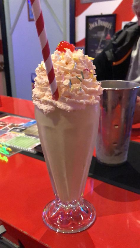 Old Fashioned Milkshake, Summer Milkshakes, Vintage Milkshake, Candy Milkshake, Milkshake Aesthetic, Road Trip Food, Vanilla Milkshake, Sleepover Food, Food Therapy