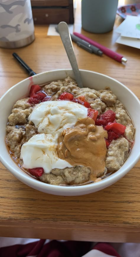 Yogurt Oatmeal Bowl, Oatmeal And Yogurt Bowl, Mediterranean Meal Prep, Aesthetic Yogurt Bowls, Fall Meal Prep, Oat Meal Aesthetic, Oatmeal Snack, Oats Bowl Aesthetic, Oatmeal Bowl