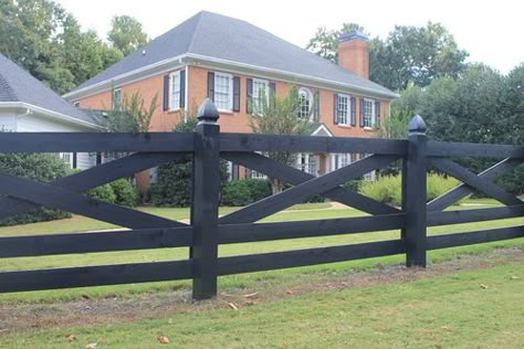 5 Ft Fence Ideas, Farmhouse Fence Ideas, Crossbuck Fence, Painted Wood Fence, Farmhouse Fence, Fence Around Pool, Farm Fencing, Pasture Fencing, Wood Fence Design