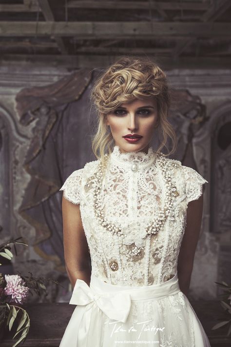 Unser atemberaubendes Couture Designer Brautdirndl Kreszenzia aus der neuen Kollektion 2019 für die moderne Trachtenhochzeit. Viel Spitze in Weiß/Off-White trifft auf bayerische Handwerkskunst. Maßgeschneidert am Ammersee bei München. Der Showroom ist auch gut von Tirol erreichbar. www.tianvantastique.com German Fashion, Dirndl Dress, Victorian Wedding, Flower Girl Hairstyles, Couture Designers, Traditional Fashion, Young Fashion, Wedding Dresses Unique, Bridal Couture