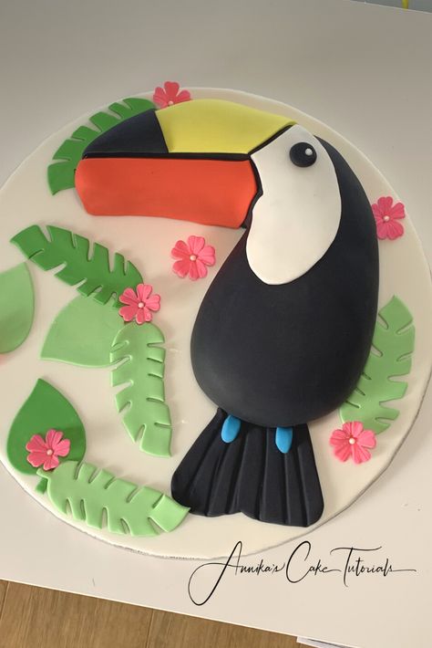 Perfect for a jungel themed birtday cake. Easy step by step video tutorial Toucan Cake, Parrot Cake, Cake Kids Birthday, Hawai Party, Kids Birthday Cake, Cake Kids, Toucan Bird, Amazon Influencer, Tropical Parrot