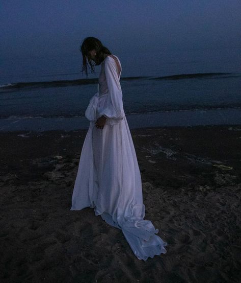 Moonlight Portrait, Moonlight Photoshoot, Moon Girl Aesthetic, Moon Photoshoot, Moon Obsession, Cover Photoshoot, Moonlight Dress, Moon Vibes, Moonlight Photography