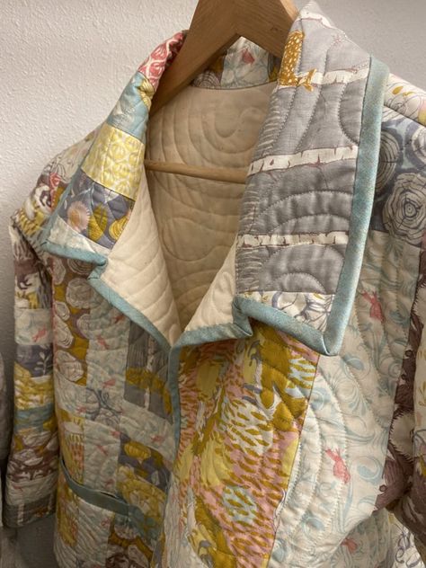 Making a Coat Out of a Quilt Repurposed Quilt Jacket, Upcycle Quilt Jacket, Diy Quilt Coat, Quilted Jacket Pattern Diy, Quilted Jacket Pattern Free, Quilt Jacket Pattern, Quilt Coat Pattern, Tamarack Jacket Patterns, Quilted Coat Pattern