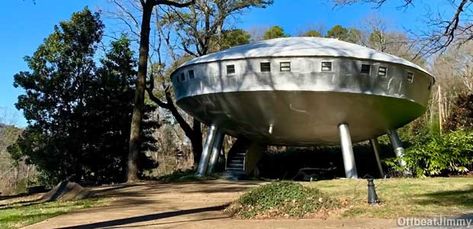 Flying Saucer House. Funny Architecture, Fantasy Cottage, Crazy Houses, Futuristic Home, Unusual Buildings, Unusual Homes, Real Estate Humor, Fantasy House, Unique Houses